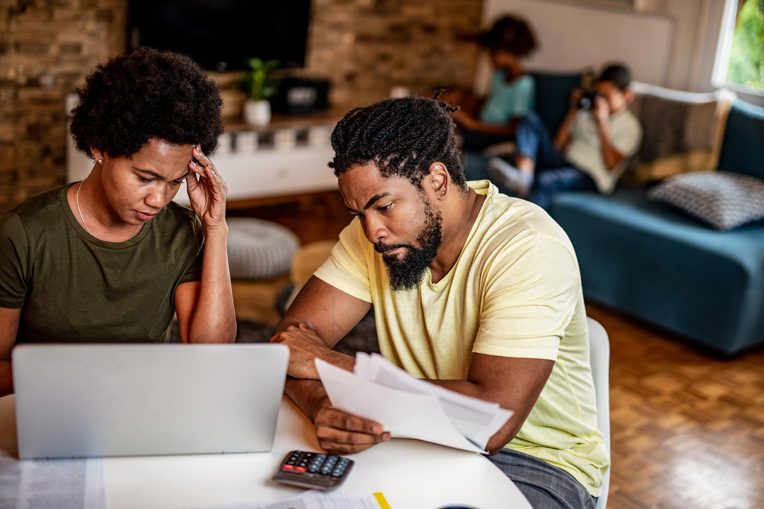 worried couple looking at laptop