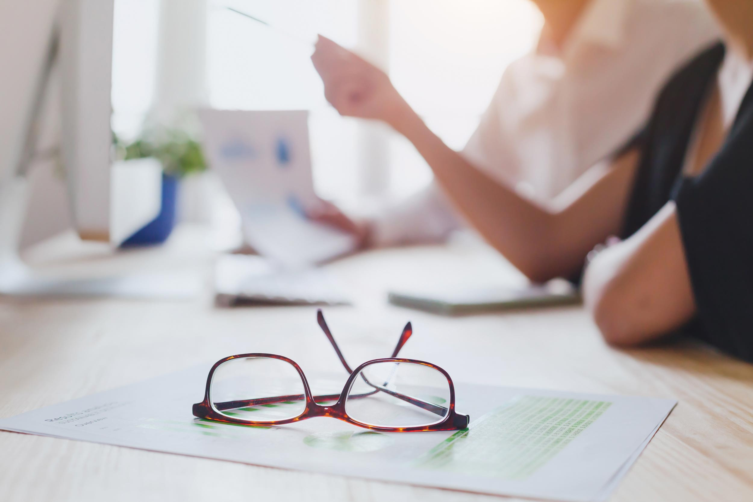 peoples are focusly attending the meeting